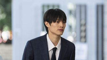 El astro del J-pop Kenshin Kamimura llega a los Tribunales de Magistrados de West Kowloon para escuchar el veredicto sobre su caso de agresión indecente en Hong Kong, el miércoles 13 de agosto de 2025. (Foto AP/Chan Long Hei)