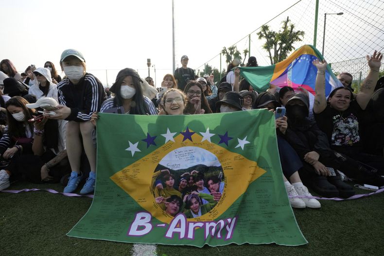 Fans esperan la llegada de los miembros de la banda de K-pop BTS, RM y V, antes de que sean dados de baja del servicio militar obligatorio en Chuncheon, Corea del Sur, el martes 10 de junio de 2025. (Foto AP/Ahn Young-joon)