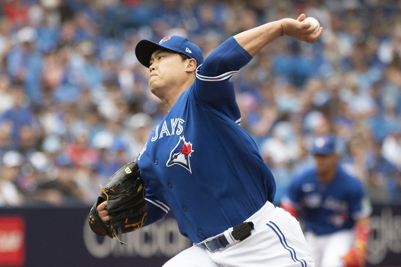 Hyun-Jin Ryu, abridor de los Azulejos de Toronto, lanza frente a los Cachorros de Chicago, en la primera entrada del juego de béisbol en Toronto, el domingo 13 de agosto de 2023. (Jon Blacker/The Canadian Press vía AP)
