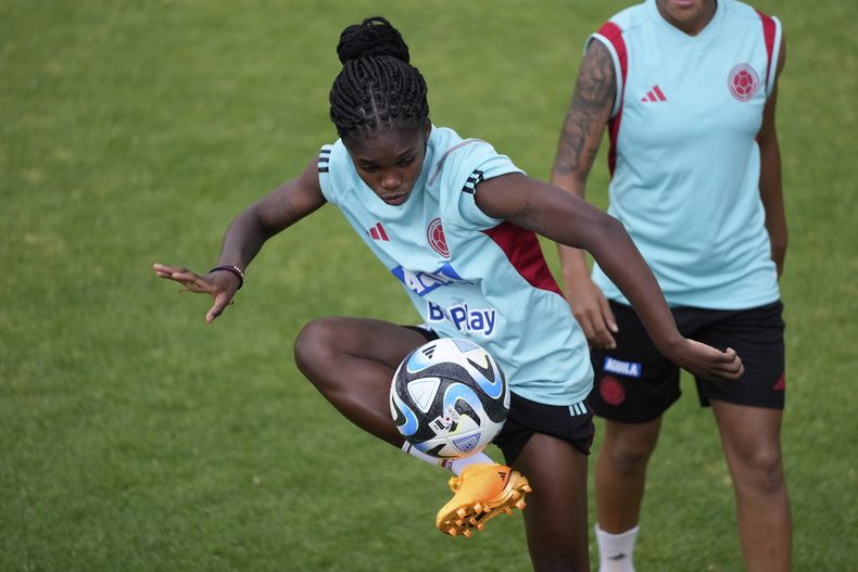 Linda Caicedo, de la selección de Colombia, controla un balón en un entrenamiento en Bogotá, el jueves 6 de julio de 2023 (AP Foto/Fernando Vergara)