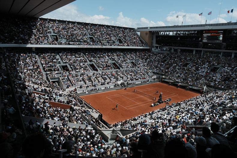 Casper Ruud y Rafael Nadal juegan en la cancha Philippe Chatrier, la principal de Roland Garros, durante la final del Abierto de Francia, el 5 de junio de 2022. (AP Foto/Thibault Camus)