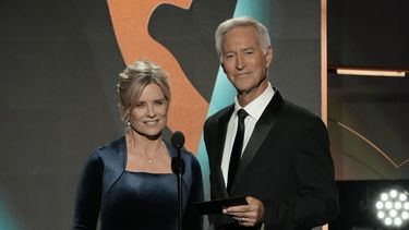 ARCHIVO - Mary Beth Evans, izquierda, y Drake Hogestyn presentan el premio al presentador destacado de una serie de entrevistas diurnas durante la 50a edición de los premios Emmy diurnos el viernes 15 de diciembre de 2023 en Los Ángeles. Hogestyn, quien interpretó a John Black durante casi cuatro décadas en Days of Our Lives murió de cáncer de páncreas a los 70 años. (Foto AP/Chris Pizzello, archivo)
