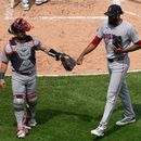 El lanzador relevista de los Medias Rojas de Boston, Tyron Guerrero (derecha), celebra con el receptor Connor Wong (izquierda) después de la quinta entrada de un partido de béisbol contra los Medias Blancas de Chicago, en Chicago, el jueves 9 de julio de 2026. (Foto AP/Nam Y. Huh)