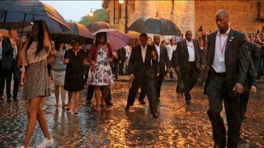 el presidente barack obama junto a su familia recorren las calles de  la habana vieja