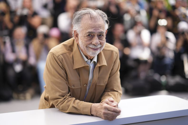 ARCHIVO - El director Francis Ford Coppola posa en la sesión fotográfica de la película Megalopolis en el 77º festival internacional de cine, Cannes, sur de Francia, el viernes 17 de mayo de 2024. (Foto Scott A Garfitt/Invision/AP, archivo)