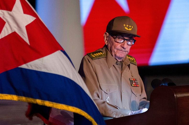 ARCHIVO - El expresidente cubano Raúl Castro observa la bandera cubana durante su discurso en el acto de celebración del 65to aniversario del triunfo de la revolución en Santiago de Cuba, el 1 de enero de 2024. (Foto AP/Ismael Francisco, archivo)
