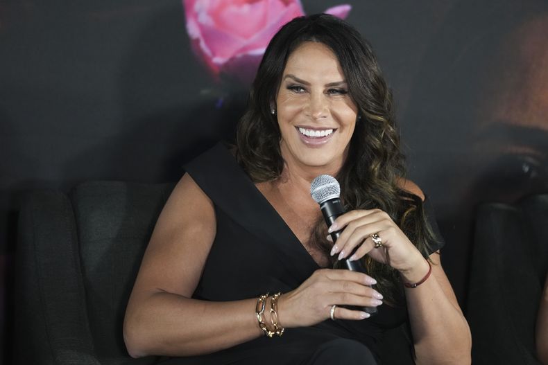 La actriz Karla Sofía Gascón sonríe durante una conferencia de prensa para promofer la película Emilia Pérez en la Ciudad de México, el miércoles 15 de enero de 2025. (Foto AP/Eduardo Verdugo)