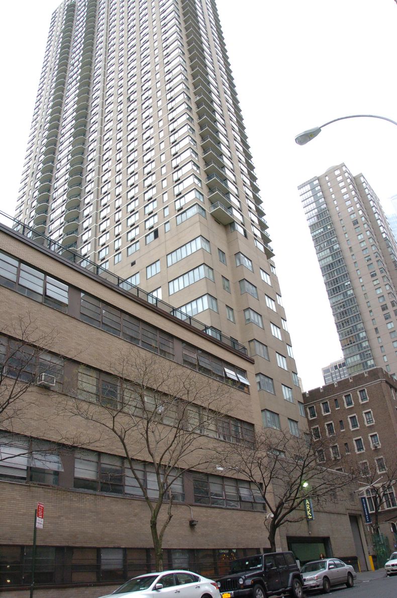 El rascacielos South Park Tower de cuyo piso 52 cayeron un hombre de 35 a&ntilde;os y un infante de 3, inform&oacute; el Departamento de Polic&iacute;a de Nueva York, el domingo 22 de diciembre del 2013. Los agentes hallaron al hombre muerto y el ni&ntild