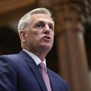 El presidente de la Cámara de Representantes de Estados Unidos, Kevin McCarthy, representante de California, habla en conferencia de prensa luego que la cámara baja aprobó el presupuesto anual de Defensa, el viernes 14 de julio de 2023, en el Capitolio, en Washington. (AP Foto/Patrick Semansky)