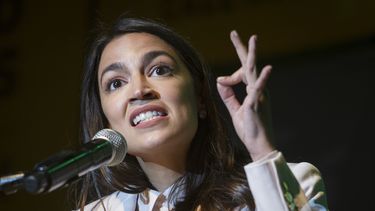Ocasio-Cortez: un buen plan de clima costaría 10 billones
