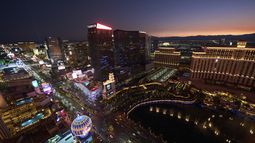 Automóviles se desplazan por el Strip el sábado 2 de agosto de 2025, en Las Vegas. (AP Foto/John Locher)