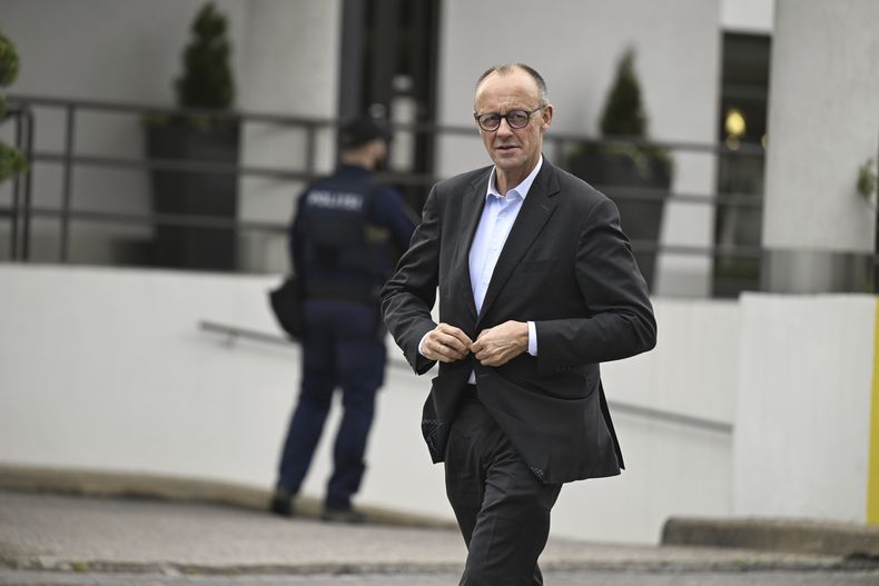 El canciller alemán Friedrich Merz camina previo a una reunión con el primer ministro finlandés, Petteri Orpo, en Turku, Finlandia, el 26 de mayo de 2025. (Roni Rekomaa/Lehtikuva vía AP)