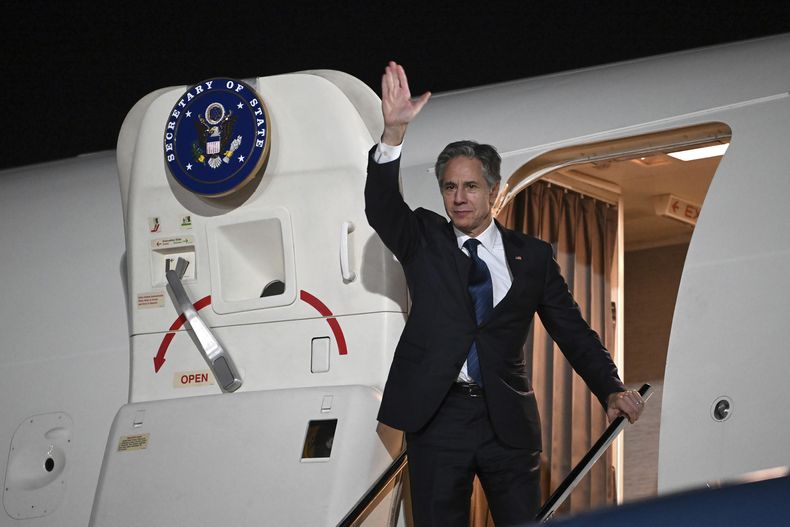 El secretario de Estado de Estados Unidos, Antony Blinken, se despide al subir a su avión en Aqaba, Jordania, el sábado 14 de diciembre de 2024. (Andrew Caballero-Reynolds/Pool Photo via AP)