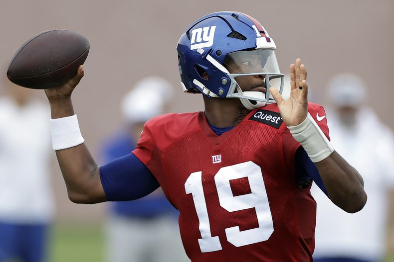 Jameis Winston, quarterback de los Giants de Nueva York, envía un pase durante una práctica el domingo 27 de julio de 2025 (AP Foto/Adam Hunger)