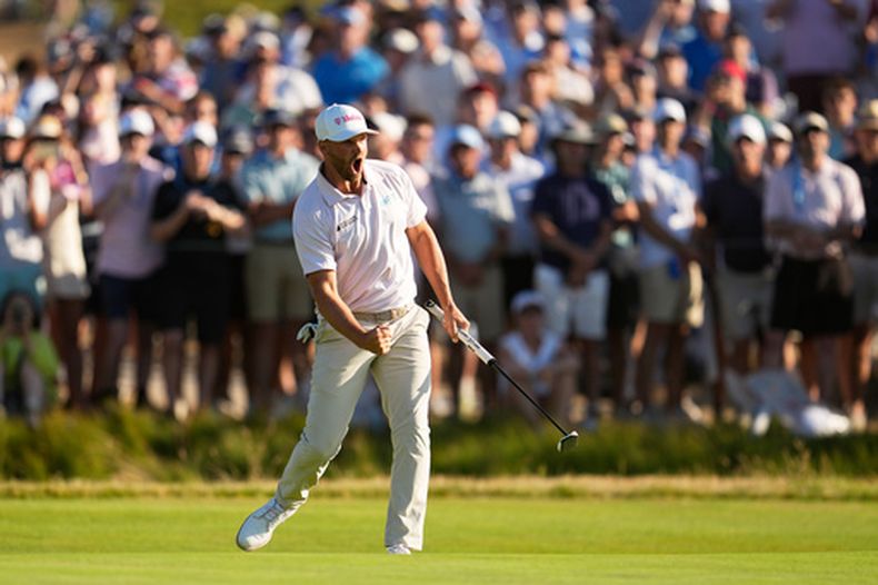 Wyndham Clark celebra su birdie en le hoyo 16 en la ronda final del Abierto de Estados Unidos en Shinnecock Hills Golf Club el domingo 21 de junio del 2026. (AP Foto/George Walker IV)