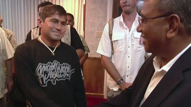 americateve | En esta imagen tomada de un video de The Associated Press, Jos&eacute; Salvador Alvarenga (izquierda), un salvadore&ntilde;o que dijo haber pasado m&aacute;s de 13 meses a la deriva en una lancha descubierta de un lado al otro del Oc&eacute;ano Pac&iacute