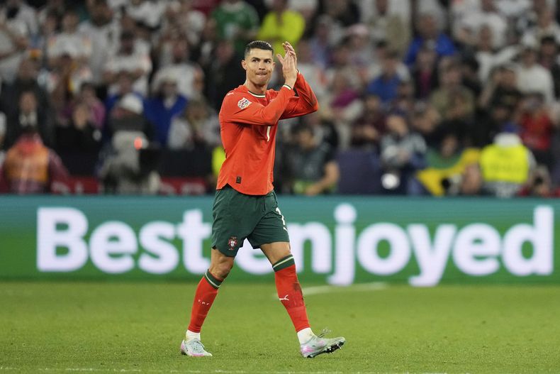 El portugués Cristiano Ronaldo aplaude al salir del campo durante la semifinal de la Liga de Naciones ante Alemania en Munich el miércoles 4 de junio del 2025. (AP Foto/Matthias Schrader)