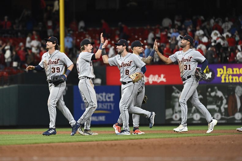 Los Tigres de Detroit celebran después de derrotar a los Cardenales de San Luis en el juego de béisbol el viernes 5 de mayo de 2023, en San Luis. (AP Foto/Jeff Le)