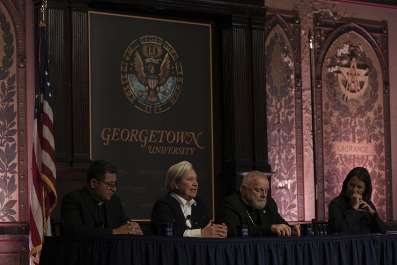 La hermana Norma Pimentel (segunda de izquierda a derecha) habla en un panel sobre los efectos de las estrictas medidas del gobierno del presidente Donald Trump contra la inmigración, realizado en la Universidad de Georgetown en Washington, el jueves 11 de septiembre de 2025. (AP Foto/Luis Andres Henao)