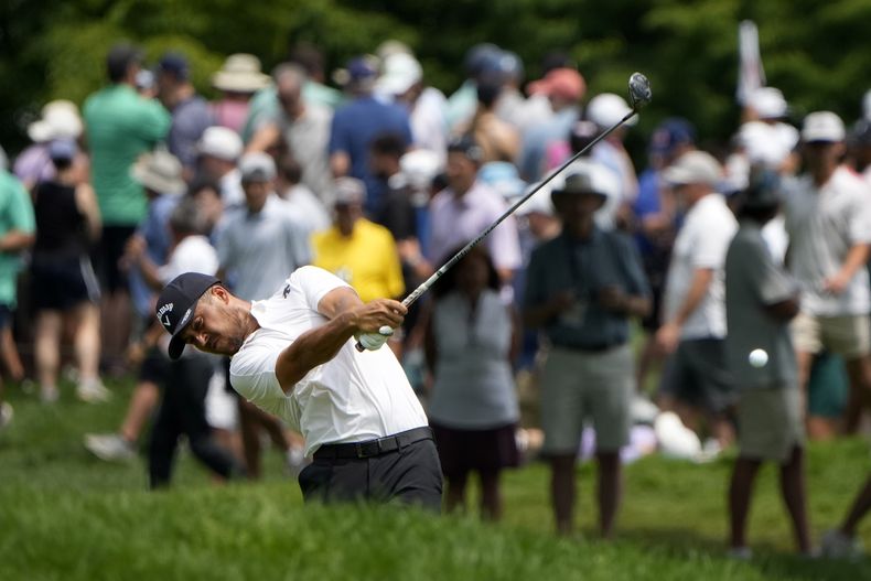 El golfista estadounidense Xander Schauffele despeja desde el fairway del sexto hoyo en la última ronda del torneo Travelers Championship en el campo de TPC River Highlands, el domingo 23 de junio de 2024, en Cromwell, Connecticut. (AP Foto/Seth Wenig)