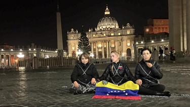 familiares de presos politicos venezolanos se encadenaron en la plaza san pedro del vaticano para pedir libertad