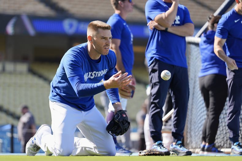 Freddie Freeman, de los Dodgers de Los Ángeles, calienta antes del Juego 1 de la Serie Divisional de la Liga Nacional contra los Padres de San Diego, el sábado 5 de octubre de 2024, en Los Ángeles. (AP Foto/Ashley Landis)