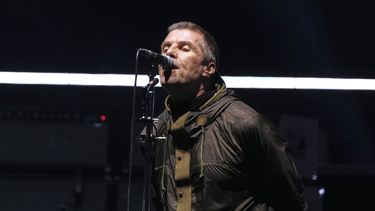 Liam Gallagher del grupo Oasis en el concierto el 4 de julio del 2025 en Cardiff. (Scott A Garfitt/Invision/AP)