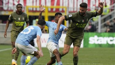 Olivier Giroud del AC Milan pelea por el balón con Marcos Antonio de la Lazio en el encuentro de la Serie A el sábado 6 de mayo del 2023. (AP Foto/Luca Bruno)