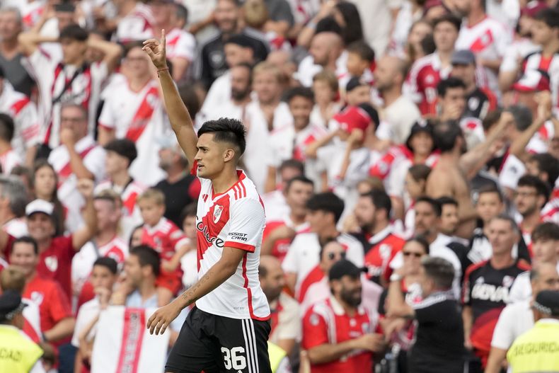 Pablo Solari celebra tras anotar el gol de River Plate en el empate 1-1 contra Boca Juniors en la Copa de la Liga de Argentina, el domingo 25 de febrero de 2024, en Buenos Aires. (AP Foto/Natacha Pisarenko)