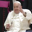 ARCHIVO – El papa Francisco saluda al llegar a su audiencia general semanal en el salón Paulo VI en el Vaticano, el miércoles 12 de febrero de 2025. (AP Foto/Alessandra Tarantino, Archivo)
