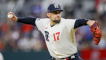 Nathan Eovaldi de los Rangers de Texas lanza ante los Astros de Houston, el sábado 1 de julio de 2023, en Arlington, Texas. (AP Foto/Gareth Patterson)