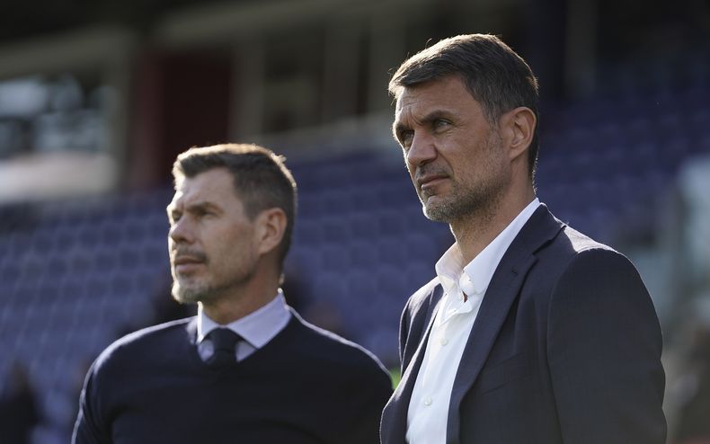 ARCHIVO - Foto del 11 de enero del 2020, Paolo Maldini y Zvonimir Boban observan un encuentro entre el Cagliari y el Milan. El martes 6 de junio del 2023, llega a su fin la etapa de Maldini como director del equipo. (Spada/LaPresse via AP)