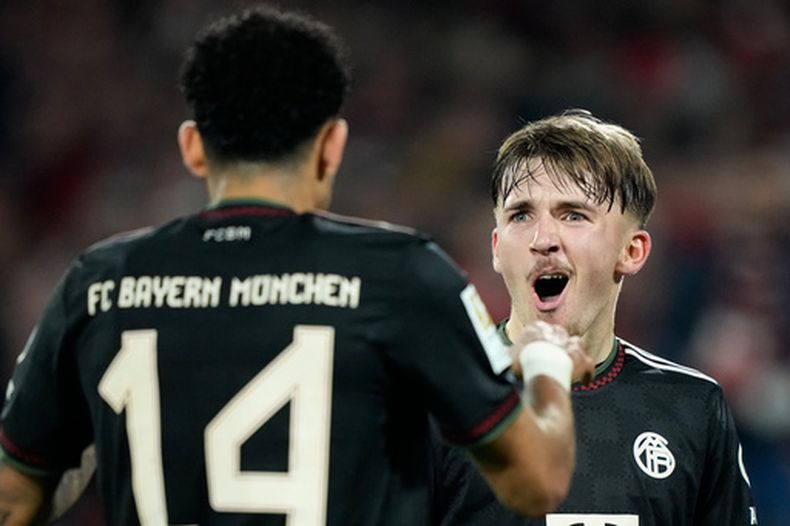 Lennart Karl, derecha, del Bayern Múnich, celebra con su compañero Luis Diaz después de anotar el tercer gol de su equipo en el partido de la Bundesliga entre el FC Colonia y el FC Bayern Múnich, el miércoles 14 de enero de 2026, en Colonia, Alemania. (AP Foto/Martin Meissner)
