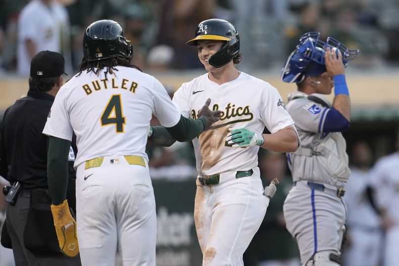Zack Gelof (centro) festeja luego de conectar un jonrón de tres carreras que empujó a Lawrence Butler (4), en el juego del martes 18 de junio de 2024, ante los Reales de Kansas City (AP Foto/Jeff Chiu)