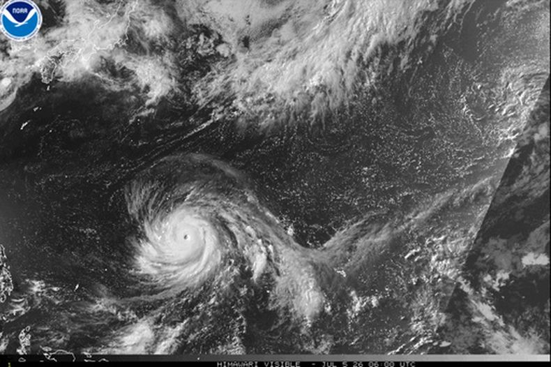 Esta imagen satelital de la Administración Nacional Oceánica y Atmosférica de Estados Unidos (NOAA, por sus siglas en inglés) muestra al tifón Bavi acercándose al territorio insular estadounidense de Guam en el Pacífico, el domingo 5 de julio de 2026. (NOAA vía AP)