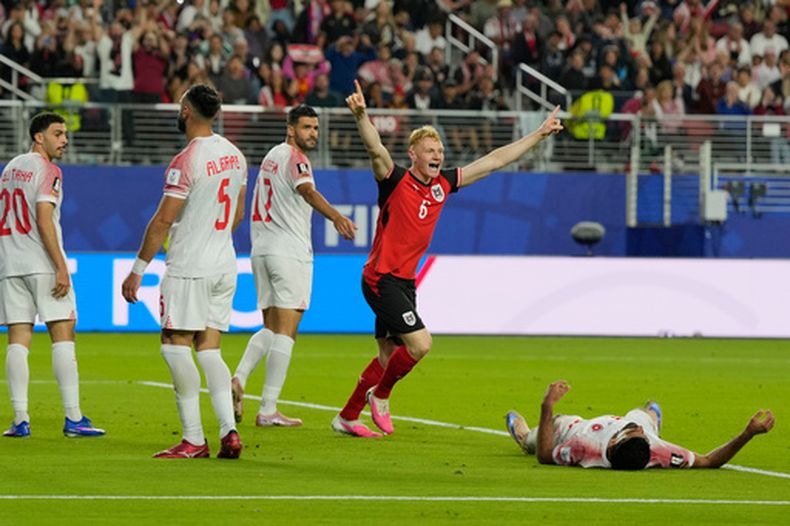 Nicolas Seinwald, de Austria, festeja un autogol de Yazan Aarab, de Jordania, en el encuentro mundialista disputado el martes 16 de junio de 2026, en Santa Clara, California (AP Foto/Eugene Hoshiko)