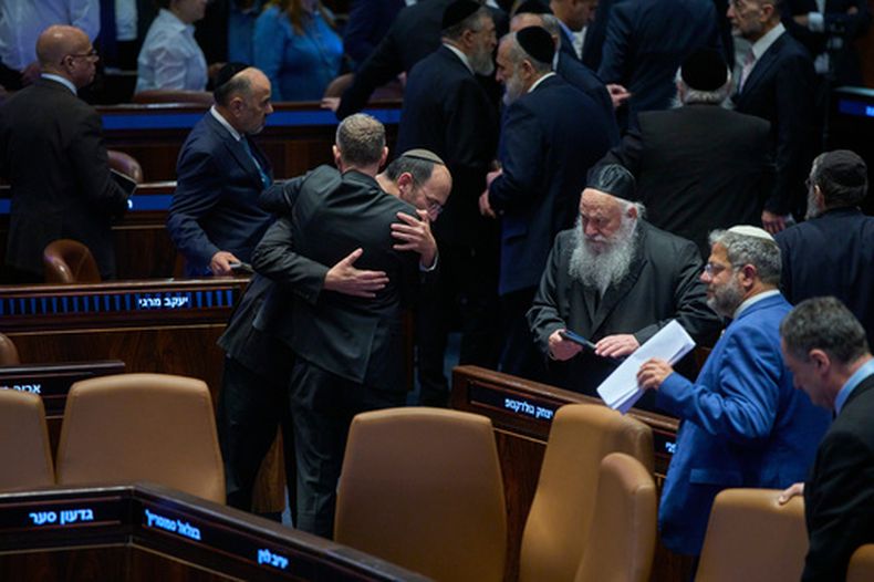 Legisladores israelíes asisten a una sesión parlamentaria en Jerusalén para votar un proyecto de ley que modificará la autoridad y responsabilidades del fiscal general, el 15 de julio de 2026. (AP Foto/Ohad Zwigenberg)