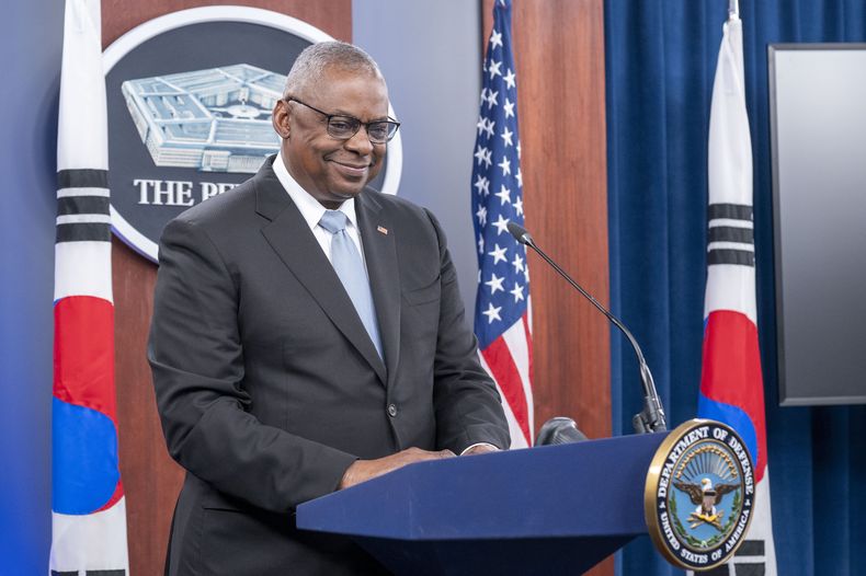 El secretario de Defensa, Lloyd Austin, sonríe en una conferencia de prensa conjunta con el ministro de Defensa de Corea del Sur, Kim Yong Hyun, en el Pentágono, el miércoles 30 de octubre de 2024, en Washington. (AP Foto/Kevin Wolf)
