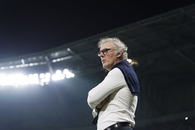 El técnico del Lyon, Laurent Blanc, ve el partido de su equipo ante el Lille, el domingo 30 de octubre de 2022, en Lyon. (AP Foto/Laurent Cipriani, Archivo)