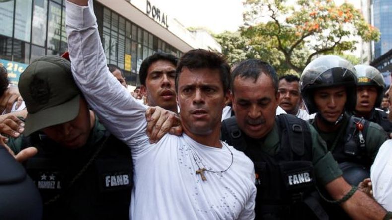 Después de mes y medio en la cárcel, el dirigente opositor venezolano, Leopoldo López fue acusado formalmente por la fiscalía.