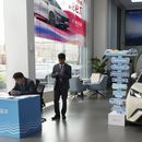 ARCHIVO - Un módulo de ventas cerca del vehículo eléctrico Seagull de la automotriz china BYD en una sala de exhibición en Beijing, el 10 de abril de 2024. (AP Foto/Ng Han Guan, archivo)
