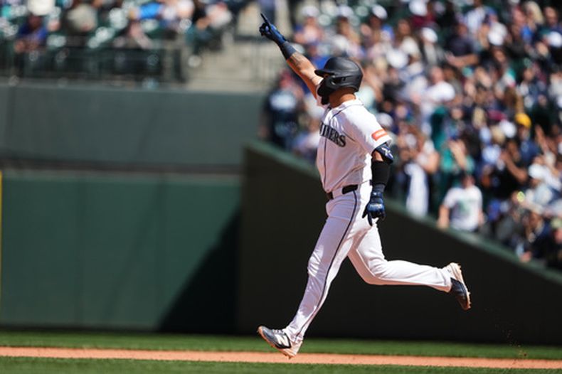 El venezolano Jhonny Pereda, de los Marineros de Seattle, recorre las bases tras conectar un jonrón ante los Medias Blancas de Chicago, el miércoles 20 de mayo de 2026 (AP Foto/Lindsey Wasson)