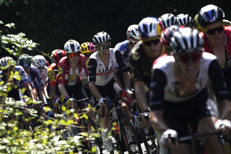 Adam Yates pedalea la primera etapa del Tour de Francia en Bilbao, España, el sábado 1 de julio de 2023. (AP Foto/Daniel Cole)