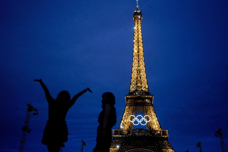 Amarilees Bolorin (izquierda) se saca una selfie con una amiga frente a la Torre Eiffel en la víspera de la inauguración de los Juegos Olímpicos de París, el jueves 25 de julio de 2024. (AP Foto/Natacha Pisarenko)