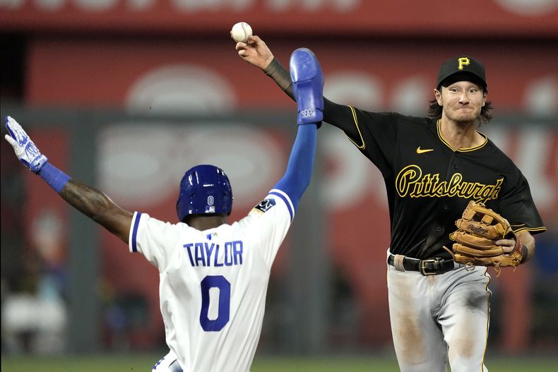 Alika Williams, de los Piratas de Pittsburgh, lanza a primera para completar un doble play, forzando a Samad Taylor (0), de los Reales de Kansas City, durante la octava entrada del juego de béisbol del miércoles 30 de agosto de 2023, en Kansas City, Missouri. (AP Foto/Charlie Riedel)