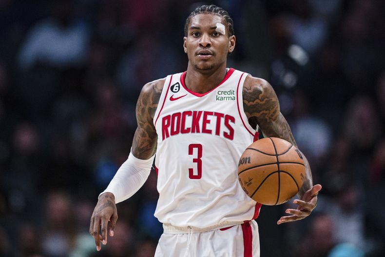 ARCHIVO - Kevin Porter Jr., de los Rockets de Houston, conduce el balón en el partido del viernes 7 de abril de 2023, ante los Hornets de Charlotte (AP Foto/Jacob Kupferman, archivo)