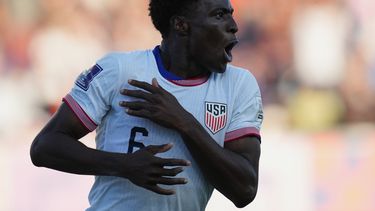 Brooklyn Raines, de Estados Unidos, festeja tras anotar ante Francia en un partido del Mundial Sub20, disputado el jueves 2 de octubre de 2025, en Rancagua, Chile (AP Foto/Andre Penner)