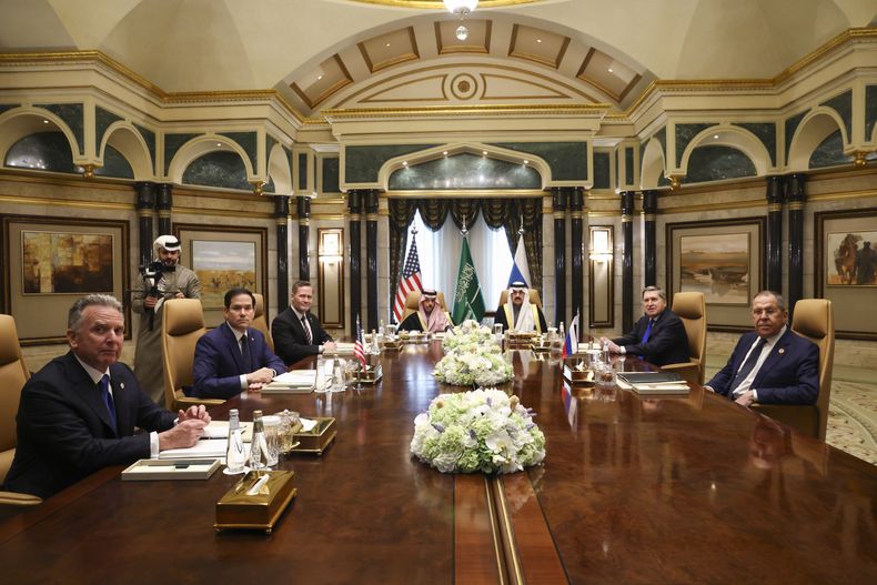 El secretario de Estado de Estados Unidos, Marco Rubio (segundo, izquierda), se reúne con el ministro saudí de Exteriores, el príncipe Faisal bin Farhan Al Saud; el asesor de Seguridad Nacional de Arabia Saudí, Mosaad bin Mohammad Al-Aiban; el asesor de Seguridad Nacional de Estados Unidos, Mike Waltz; el enviado estadounidense para Oriente Medio, Steve Witkoff; el ministro ruso de Exteriores, Sergei Lavrov (derecha), y el asesor de política exterior del presidente ruso Vladímir Putin, Yuri Ushakov, en el Palacio de Diriyah, en Riad, Arabia Saudí, el 18 de febrero de 2025. (Evelyn Hockstein/Pool Foto vía AP)
