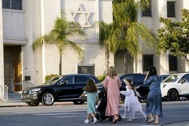 Madres e hijas se dirigen a la sinagoga Congregación Shaarei Tefila en Los Ángeles, el sábado 7 de octubre de 2023. (AP Foto/Damian Dovarganes)