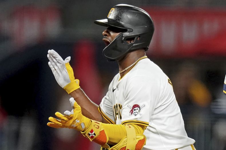 El dominicano Liover Peguero, de los Piratas de Pittsburgh, festeja luego de pegar un doble ante los Cerveceros de Milwaukee, el miércoles 25 de septiembre de 2024 (AP Foto/Matt Freed)